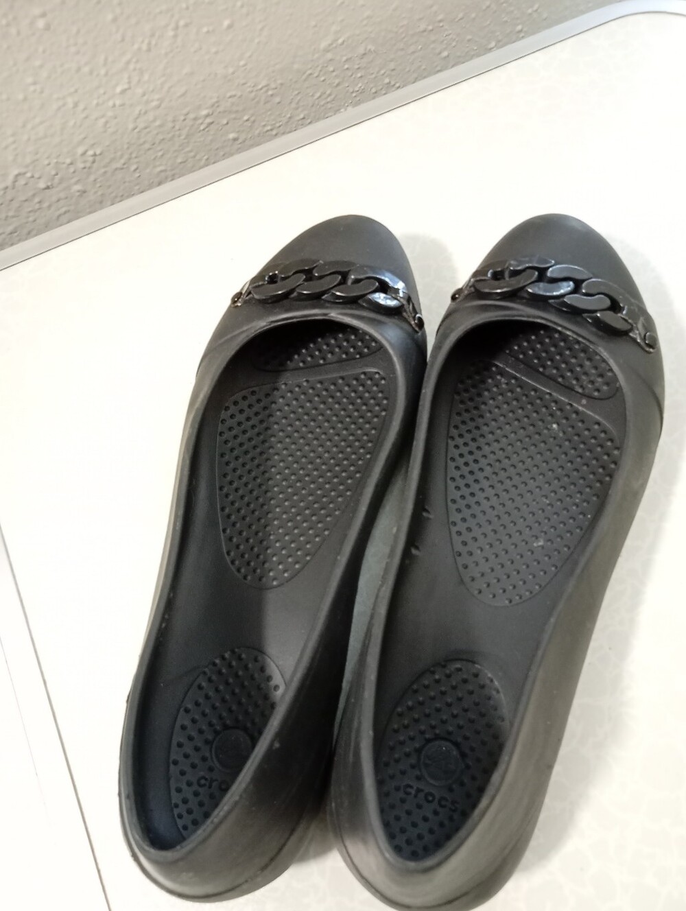 Crocs Flat Black Comfort Walking Shoes with Black Hardware sz 8 - Picture 3 of 4